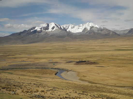 Die Hochebene in 4000 m Höhe. 
Im Hintergrund die zweithöchsten Berge der Welt.