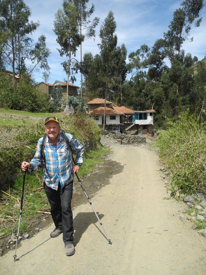 Am Startpunkt sind wir noch motiviert und frisch. Der Weg führt ständig bergauf und das bei einer Höhe von circa 3500 m.