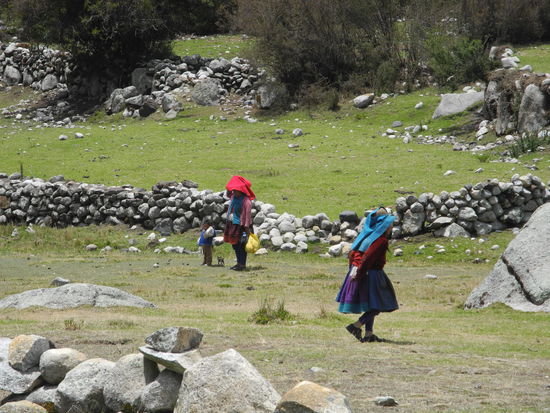 Die Frauen sagen uns, wir sollen auf dem Weg bleiben. Dieser führt unendlich weit um das Tal herum, weil sich die Brücke am Ende des Einschnittes befindet.