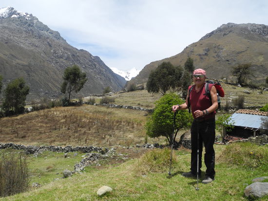 Ganz hinten sehen wir die Berge und hoffen, dass hier unser Ziel ist. Plötzlich gibt es wieder viele Wegspuren, wo sollen wir gehen?