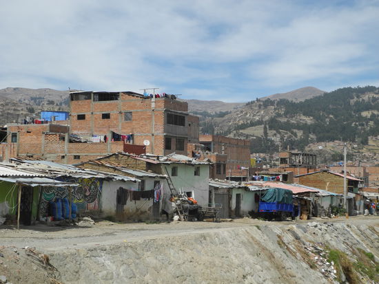 Ankunft in Huaraz, Gerhard merkt sofort, dass der Foto fehlt. 
Leider sind die Arbeiter schon weg.
