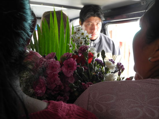Zuerst waren wir alleine im Bus, dann kamen immer mehr Frauen mit riesigen Blumensträußen hinzu. Bei der Ankunft an unserm Ziel stellen wir fest, dass der Friedhof nebenan ist und eine Feier zu Allerheiligen stattfindet.