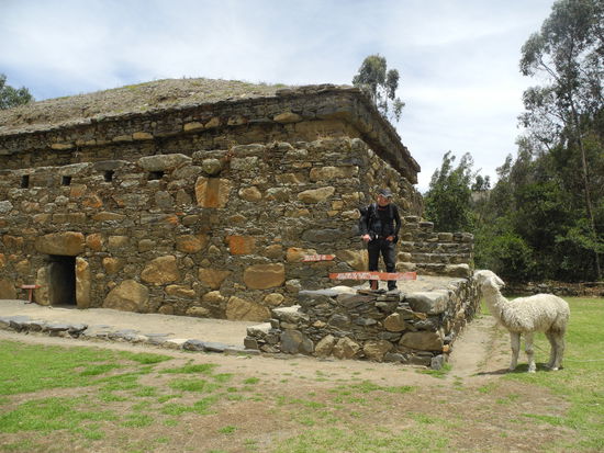 Diese Tempel sind dreistöckig und stammen aus der Zeit vor den Inkas.