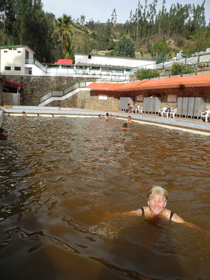 Das Wasser lädt nicht gerade zum schwimmen ein, die braune Brühe enthält sehr viel Eisen und Sulfat und wird gegen Muskelkrankheiten etc. empfohlen.