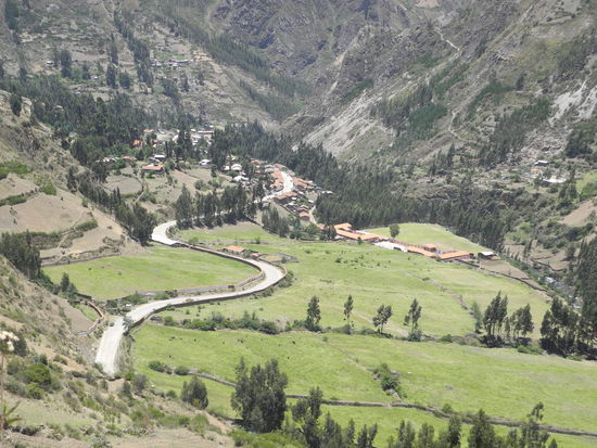 Wir fahren enge Paßstraßen und kommen durch kleine Dörfer.