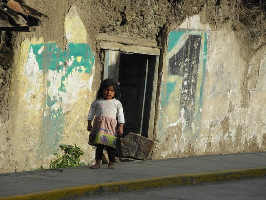 Auf dem Nachhauseweg haben wir noch eine Reifenpanne und können einen Blick in die Häuser des Dorfes werfen. Die Leute sind sehr arm hier.
