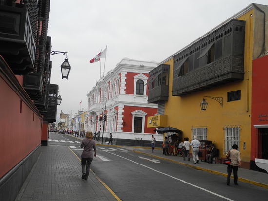 Prächtige spanische Balkone zieren die Häuser.