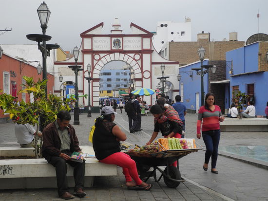 Die Bevölkerung kauft preiswert bei Straßenhändlern 
Früchte und Essen in Plastiktüten verpackt.