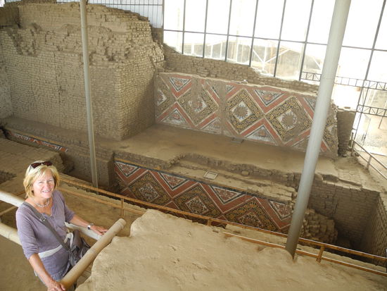 Die Pyramide bestand aus acht Etagen, der gegen über liegende 
Sonnentempel hatte sogar 15 Stockwerke.