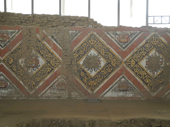 Der Tempel ist ausgestattet mit vielen farbigen Wandmalereien und Friesen.