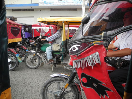 Danach fahren wir noch auf den Mercado de Brujas - den Hexenmarkt. 
Ein Motorrad Polizist begleitet uns eine Weile - er sagt es ist gefährlich hier.