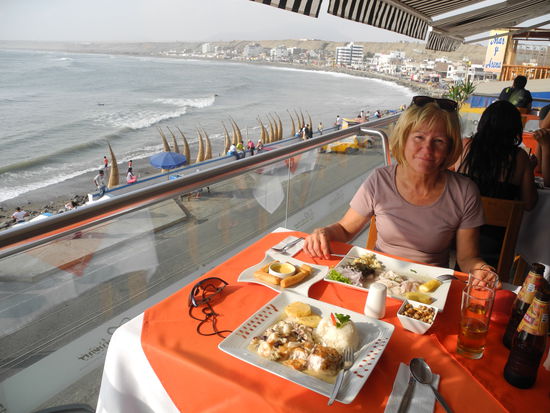 Nachdem wir weder surfen - noch baden konnten, 
haben wir uns ein schönes Lokal ausgesucht und Ceviche gegessen.