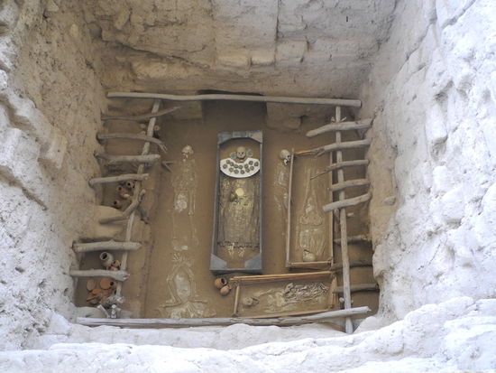 In den Gräbern wurden auch noch Gebeine von anderen
Menschen (die ihm nahestanden) und Tieren gefunden.