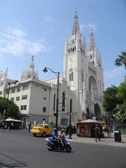 Der Mittelpunkt der Stadt ist die neugotische Kathedrale.