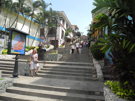 Am frühen Morgen führen uns fast 500 Stufen auf den Hügel.