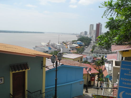 Die Holzhäuser sind renoviert und strahlen in leuchtenden Farben.