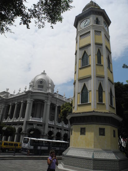 Am Hafen steht der achteckige Torre Morisca im arabischen Stil.
