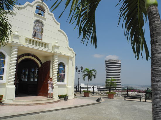 Oben auf dem Hügel steht die Kapelle St. Ana und ein Leuchtturm.