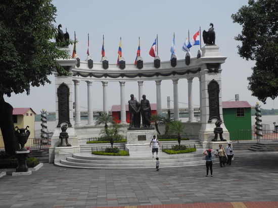 Denkmal für Simon Bolivar und Jose de San Martin. 
Sie unterzeichneten am 9. Oktober 1820 den 
Unabhängigkeitsvertrag von den Spaniern.