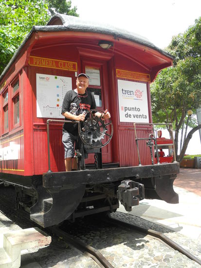 Hier kaufen wir schon die Tickets für unsere Fahrt 
zur Teufelsnase von Duran nach Riobamba.