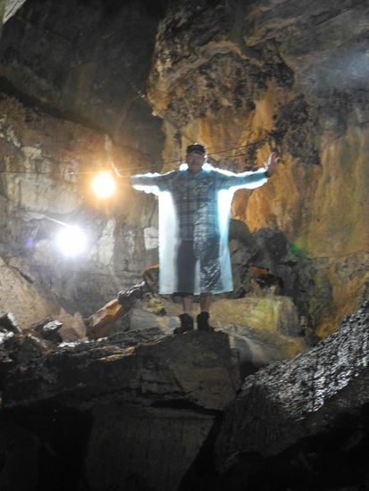Das gehört auch zu unserer Tour, einen 800 m langen Tunnel zu durchqueren,
zeitweise auf dem Bauch. DIe Tunnel sind bei einem Vulkanausbruch durch den Lavafluß entstanden.