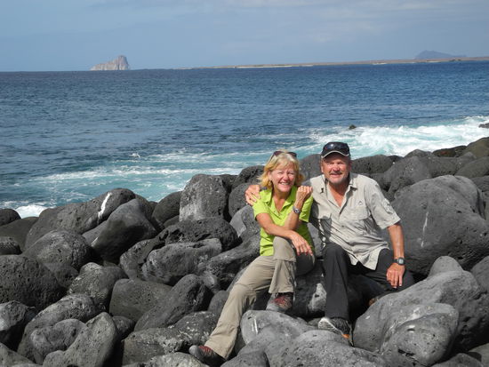 Im Hintergrund sehen wir den "Kicker Rock".