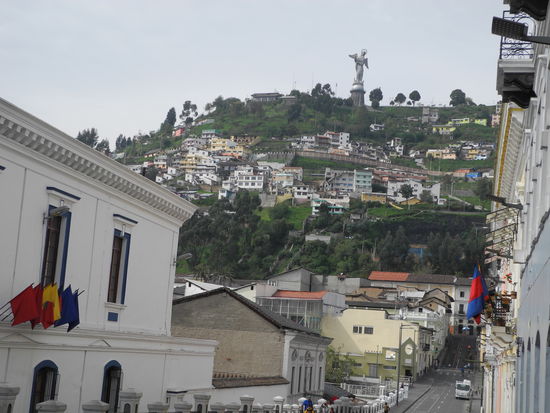 Auf dem Vulkankegel begrüßt uns die Statue der Virgen de Quito, 
das Wahrzeichen der Stadt in 3400 m Höhe.