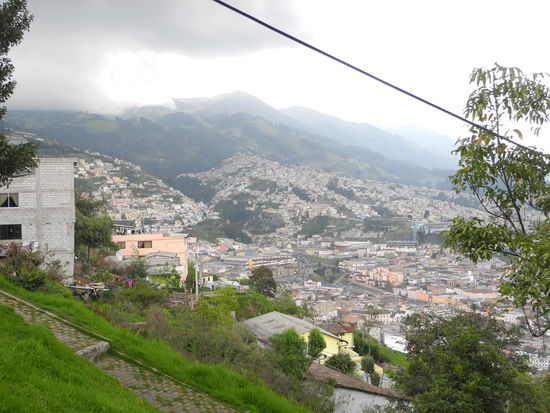 Die Stadt zieht sich links und rechts bis auf die höchsten Hügel.
