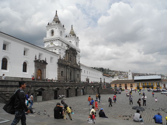Quito hat viele Plätze, wir finden das ist der 
schönste mit der Iglesia San Francisco.