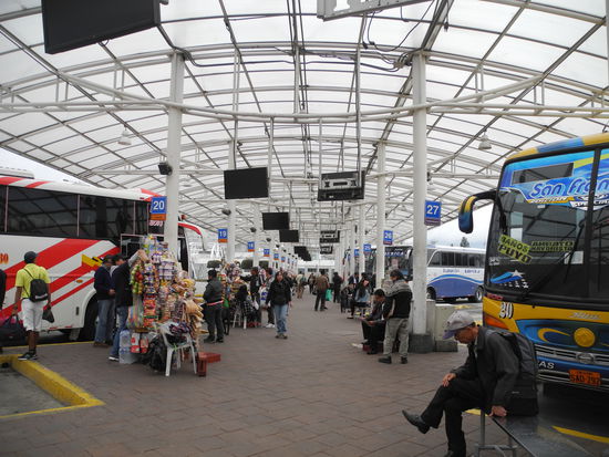 Wir staunen über den modernen Busbahnhof.