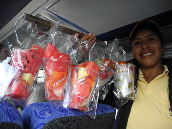 Ein Händler nach dem anderen kommt in den 
Bus und bietet seine Ware an.