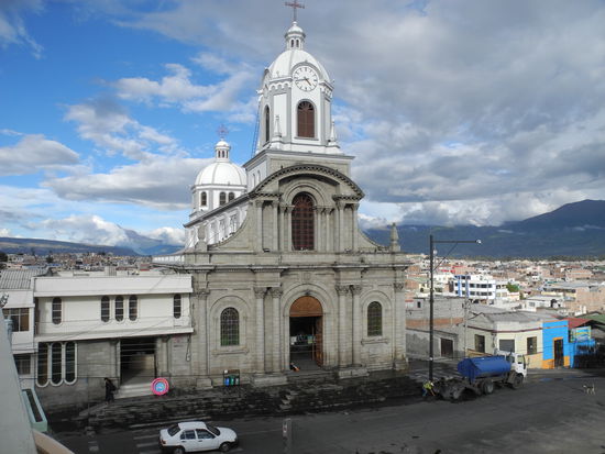 Rio Bamba ist umgeben von  schneebedeckten und zum Teil aktiven Vulkanen. Leider haben wir diese auf dem Aussichtspunkt wegen zu vielen Wolken nicht sehen können.