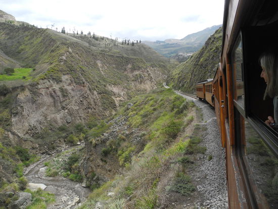 Der Zug fährt zuerst in die Schlucht des Rio Chanchan.