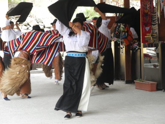 Die Einheimischen erfreuen uns mit ihren Folklore Tänzen. Mit dem Verkauf von selbstgemachten Handarbeiten verdienen die Bewohner ihr Geld.