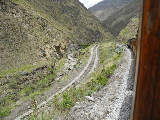 Um den Felsen zu überwinden, wurden die Gleise in der steilen Wand der Teufelsnase durch zwei Spitzkehren miteinander verbunden.