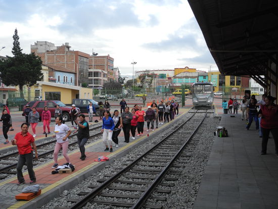 Vorher noch die Gelegenheit zur Bewegung. Die Mädels treffen sich hier jeden Tag zur Freiluft Gymnastik.