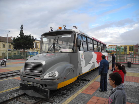 Wir reisen mit dieser antiken Bahn.