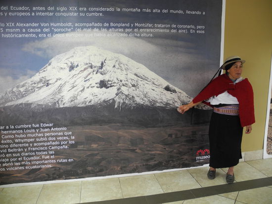 Sie erklärt uns wie sich das Leben der Bauern früher abspielte. Heute noch holen die Einwohner hier einmal pro Woche Eis vom Chimborazo und stellen daraus Speise Eis für die Touristen her.
