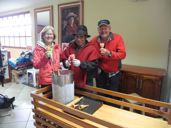 Wir probieren, das Eis wird mit Früchten 
aromatisiert und schmeckt köstlich.