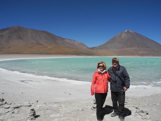 Unser nächster Halt ist an der Laguna verde. 
Sie wechselt ihre Farben von hellem Türkis bis zu dunklem Grün.