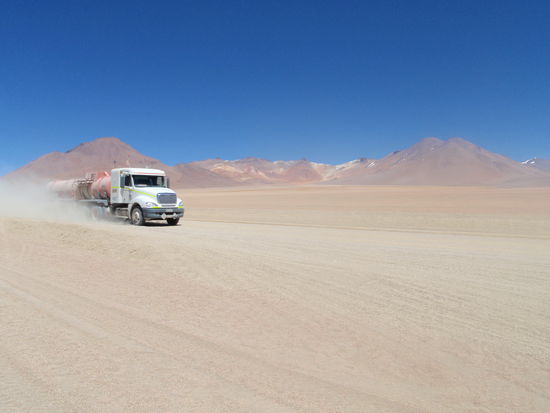 Kaum zu glauben: Uns überholen Lastwagen - dieser bringt Gas nach Bolivien.