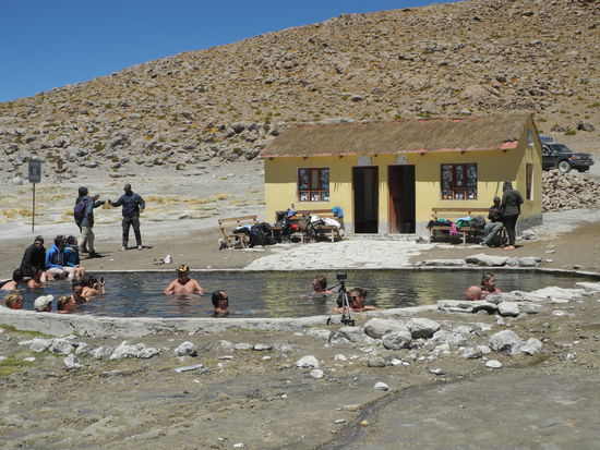 Wo Vulkane sind, gibt es auch Thermalquellen, 
die uns zu einem Bad in 4400 m Höhe einladen.