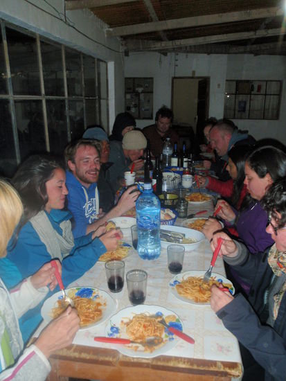 Bei einem einfachen aber wohlschmeckenden 
Abendessen lassen wir den Abend gemeinsam ausklingen.
