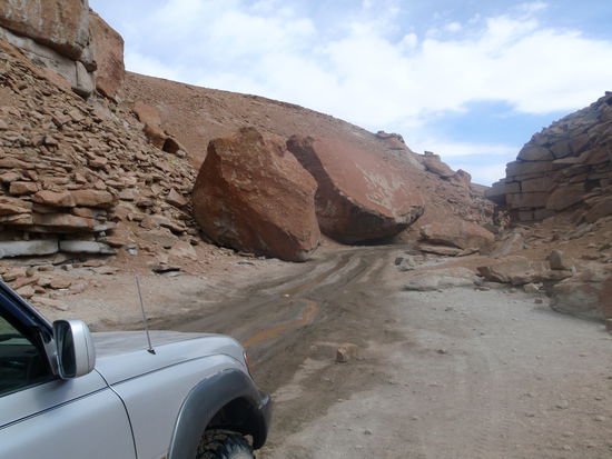 Unser Fahrer hat noch eine Zugabe - er fährt den 
steinigen und steilen Paso de Inca mit uns.