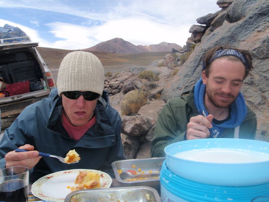Das Viscacha im Hintergrund kennt das gute Essen und wartet auf die Happen!