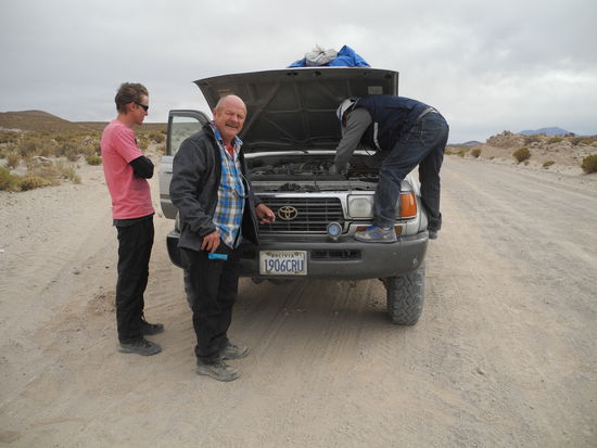 Eine Panne, unser Guide kennt sich aus, es war nur ein Kabel locker.