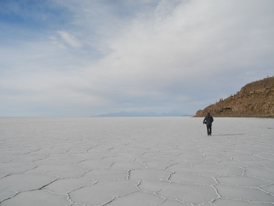 Die Salzfläche ist riesig, man denkt immer an Schnee, 
wir haben es probiert, es ist wirklich Salz.