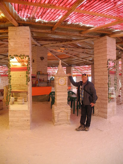 Hier ist alles aus Salz gebaut, die Säulen, die Uhr etc.