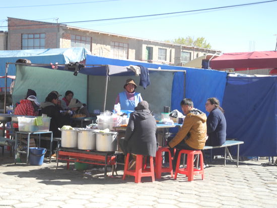 Frühstück an der Bushaltestelle!