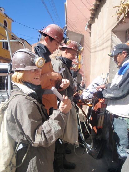 Bevor wir die Silbermine besuchen, sollen wir noch Geschenke für die Mineros einkaufen. Zum Beispiel: Dynamit, Alkohol, Cocablätter und Limonade.